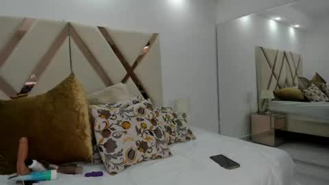 Snapshot of renatacox chatting on 06.19.26 Renata online show from 06.19.26