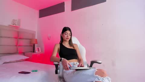 Snapshot of renatamason chatting on 12.14.25 Renata online show from 12.14.25