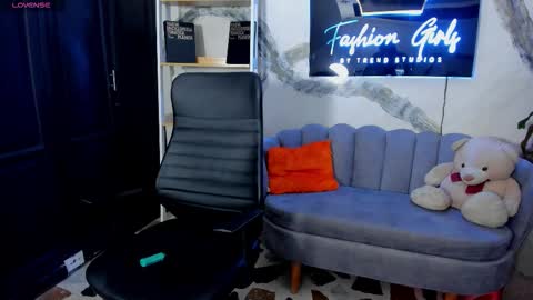 Snapshot of renatamason chatting on 12.20.25 Renata online show from 12.20.25