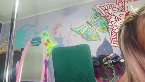 Snapshot of rene_heartz99 chatting on 10.19.25 Naughty closet slut here to suck all your friends off  online show from 10.19.25