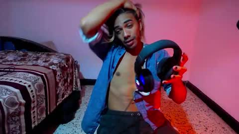 Snapshot of restrainged chatting on 02.05.25 Rest online show from 02.05.25