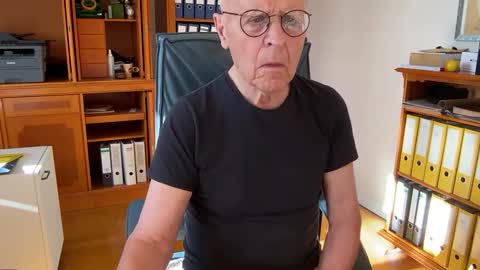 Snapshot of reteid chatting on 10.23.25 reteid online show from 10.23.25