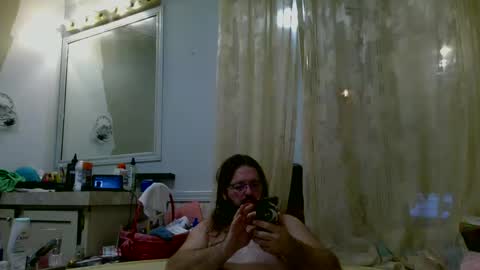 Snapshot of rhcnyl chatting on 12.04.24 RachelRicky online show from 12.04.24