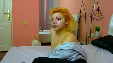 Snapshot of rheaduvall chatting on 02.06.26 Rhea online show from 02.06.26