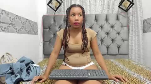 Snapshot of riaha_18_ chatting on 12.14.24 riaha_18_ online show from 12.14.24