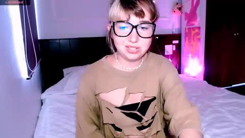 Snapshot of riri_rich chatting on 09.28.25 Rita online show from 09.28.25