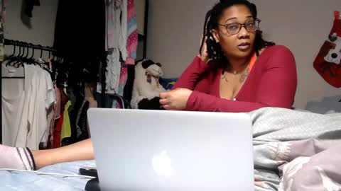 Snapshot of riversaint chatting on 02.14.25 River Saint online show from 02.14.25