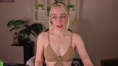 Snapshot of rockett_bunny chatting on 04.24.26 Rockett online show from 04.24.26