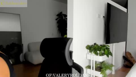 Valery Roldans online show from 10.31.25