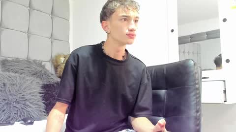 Snapshot of rolito18_ chatting on 12.31.24 twink juli online show from 12.31.24