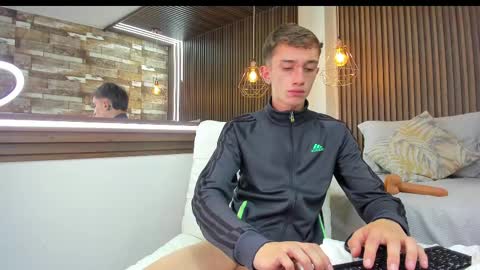 Snapshot of rolito18_ chatting on 02.23.25 twink juli online show from 02.23.25