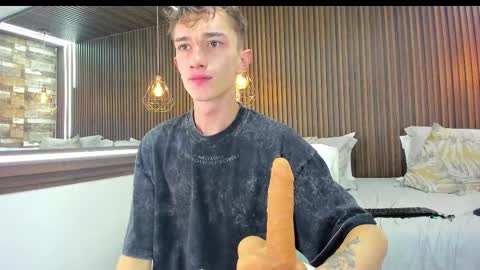 Snapshot of rolito18_ chatting on 03.01.25 twink juli online show from 03.01.25