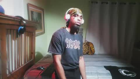 Snapshot of romeotyn chatting on 10.22.25 romeotyn online show from 10.22.25