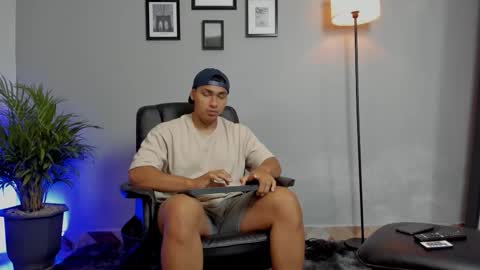 Snapshot of ronnie_canford chatting on 01.12.26 RonnieCanford online show from 01.12.26