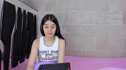 Snapshot of roseandmiah chatting on 02.18.25 Rose y Miah online show from 02.18.25