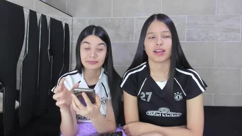 Snapshot of roseandmiah chatting on 03.04.25 Rose y Miah online show from 03.04.25