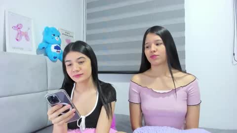 Snapshot of roseandmiah chatting on 09.26.25 Rose y Miah online show from 09.26.25