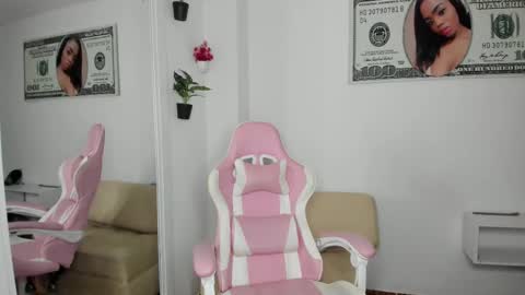 Snapshot of rosebig chatting on 09.18.25 RoseBig online show from 09.18.25