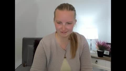 Snapshot of rosehypnotic chatting on 04.21.26 Rose online show from 04.21.26