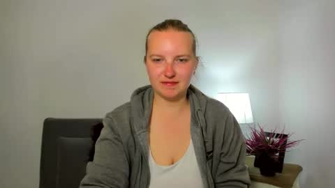 Snapshot of rosehypnotic chatting on 04.27.26 Rose online show from 04.27.26