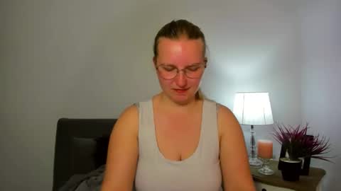 Snapshot of rosehypnotic chatting on 04.28.26 Rose online show from 04.28.26