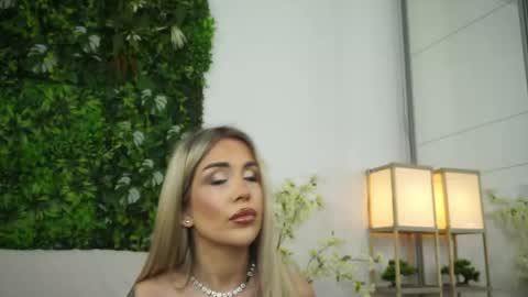 Snapshot of roshen_amira chatting on 05.11.26 Amii online show from 05.11.26