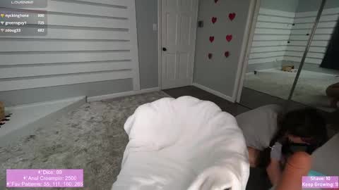 Snapshot of rosiebones chatting on 02.27.25 Rosie Bones online show from 02.27.25