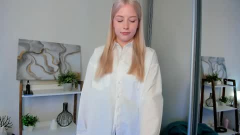 Snapshot of rosiothomer chatting on 05.26.26 Donya online show from 05.26.26