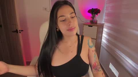 Snapshot of roxana_04_ chatting on 06.19.26 Rox online show from 06.19.26
