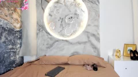 Snapshot of roxanaborns chatting on 10.29.25 roxanaborns online show from 10.29.25