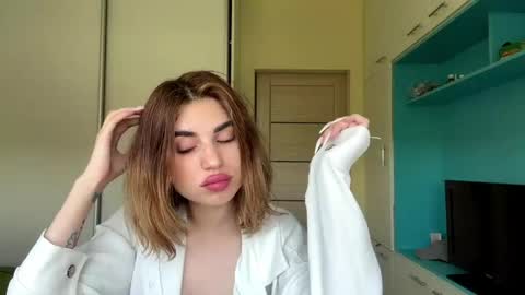 Snapshot of roxannaportuondo chatting on 05.19.26 Mia online show from 05.19.26