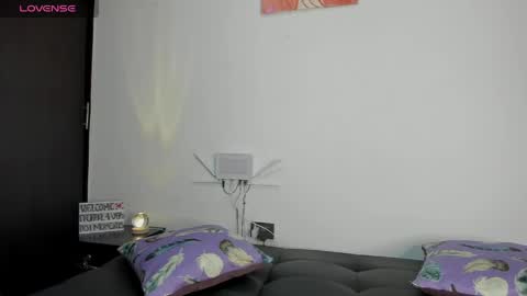 Snapshot of roxanne_jones1 chatting on 05.06.26 roxanne online show from 05.06.26