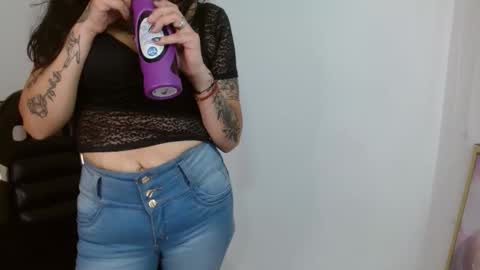 Snapshot of roxanne_vale chatting on 10.28.25 Roxanne online show from 10.28.25