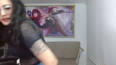 Snapshot of roxanne_vale chatting on 11.01.25 Roxanne online show from 11.01.25