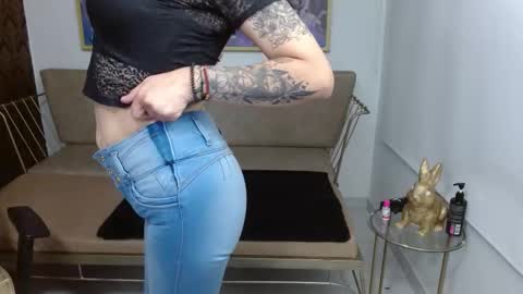 Snapshot of roxanne_vale chatting on 11.04.25 Roxanne online show from 11.04.25