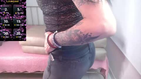 Snapshot of roxanne_vale chatting on 04.24.26 Roxanne online show from 04.24.26