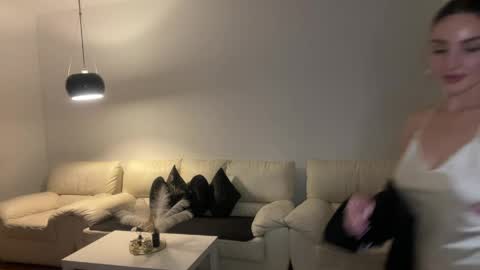 Snapshot of roxellesilvara chatting on 05.23.26 Roxy online show from 05.23.26