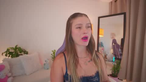 Snapshot of roxie_gates chatting on 06.29.26 R O X I E online show from 06.29.26