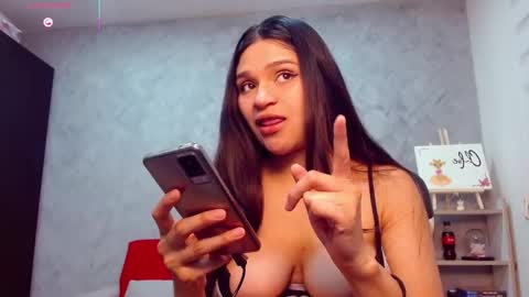 Snapshot of roxxi_2110 chatting on 10.06.25 roxxi_2110 online show from 10.06.25