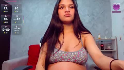 Snapshot of roxxi_2110 chatting on 10.11.25 roxxi_2110 online show from 10.11.25