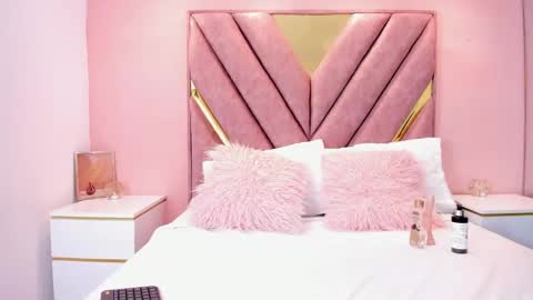 Snapshot of roxy_flame_ chatting on 11.15.25 Roxy online show from 11.15.25