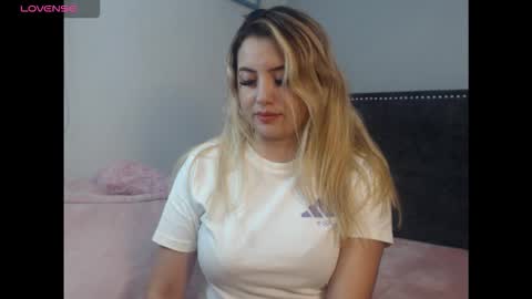 Snapshot of roxy_love21 chatting on 10.23.25 Rox online show from 10.23.25