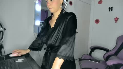 Snapshot of roxy_lu_07 chatting on 06.24.26 Roxy online show from 06.24.26