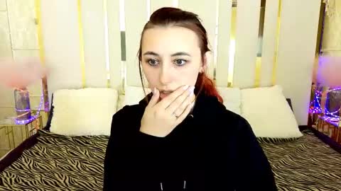 Snapshot of roxy_rayy chatting on 10.14.25 roxy_rayy online show from 10.14.25