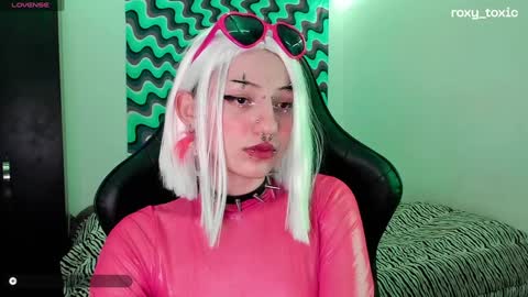 Roxy Independient model Help me to reach 50 thumbs up online show from 12.20.24