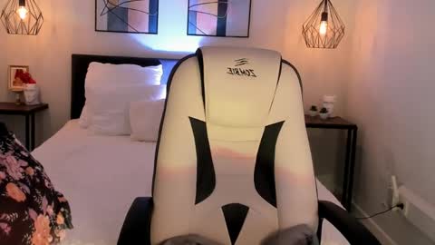 Snapshot of roxy_wet chatting on 05.20.26 Roxy follow me online show from 05.20.26