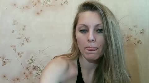 Snapshot of roxyfox18x01 chatting on 02.11.26 roxyfox18x01 online show from 02.11.26