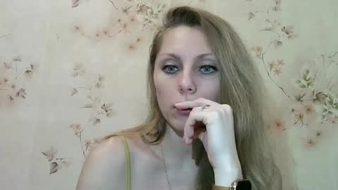 Snapshot of roxyfox18x01 chatting on 02.17.26 roxyfox18x01 online show from 02.17.26
