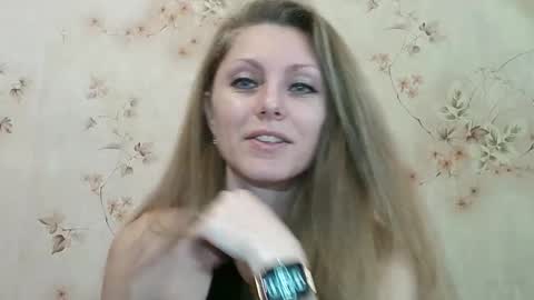 Snapshot of roxyfox18x01 chatting on 02.18.26 roxyfox18x01 online show from 02.18.26