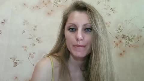 Snapshot of roxyfox18x01 chatting on 04.11.26 roxyfox18x01 online show from 04.11.26